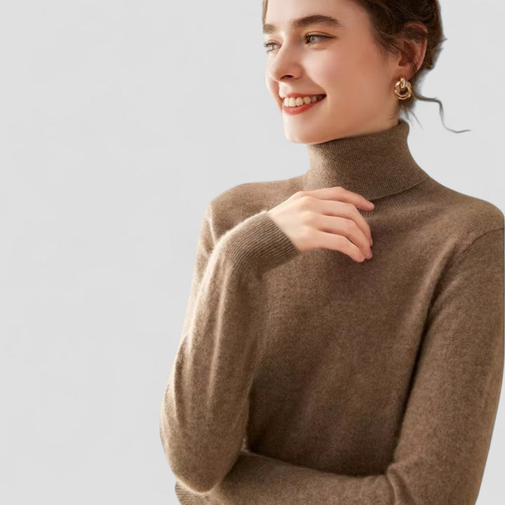"Elegant damtröja med turtleneck i mjukt stickat material, sofistikerat designad för stil och komfort i beige nyans."