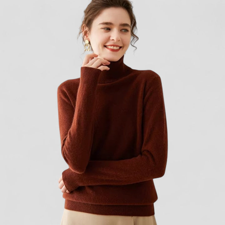 "Elegant damtröja med turtleneck i mjukt stickat material, sofistikerat designad för stil och komfort i beige nyans."
