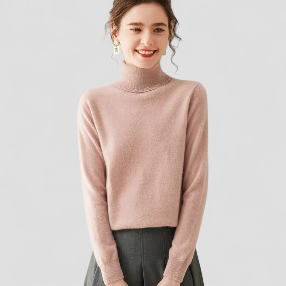 "Elegant damtröja med turtleneck i mjukt stickat material, sofistikerat designad för stil och komfort i beige nyans."