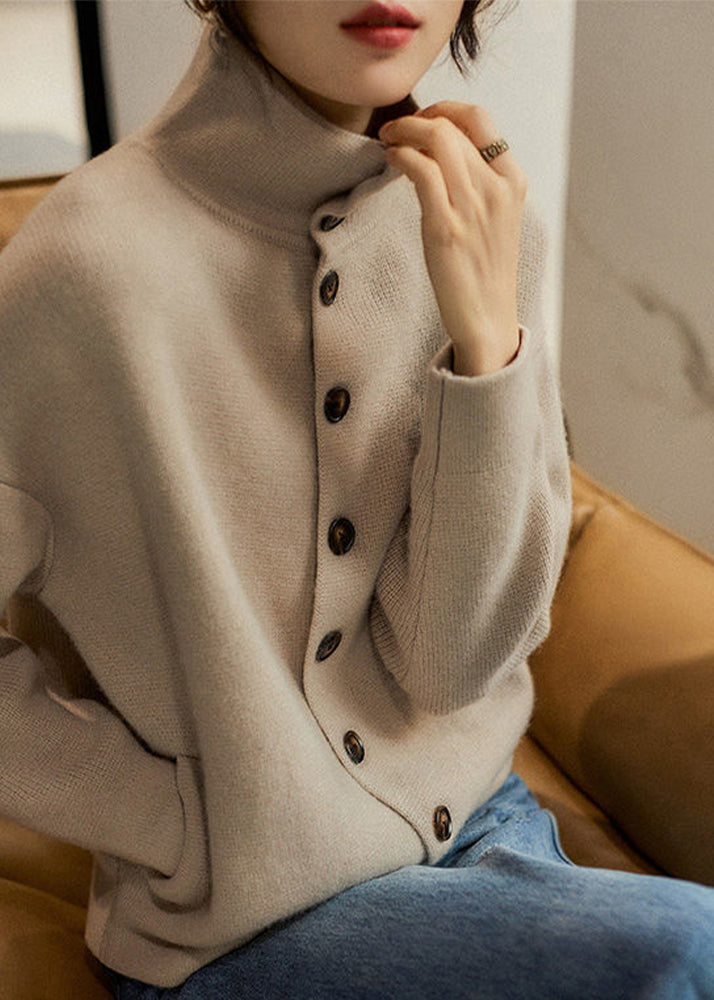 "Elegant damtröja med turtleneck och knappar, långärmad. Perfekt för vinterstilar, framsida vy."