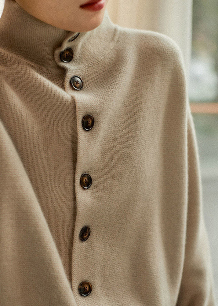 "Elegant damtröja med turtleneck och knappar, långärmad. Perfekt för vinterstilar, framsida vy."