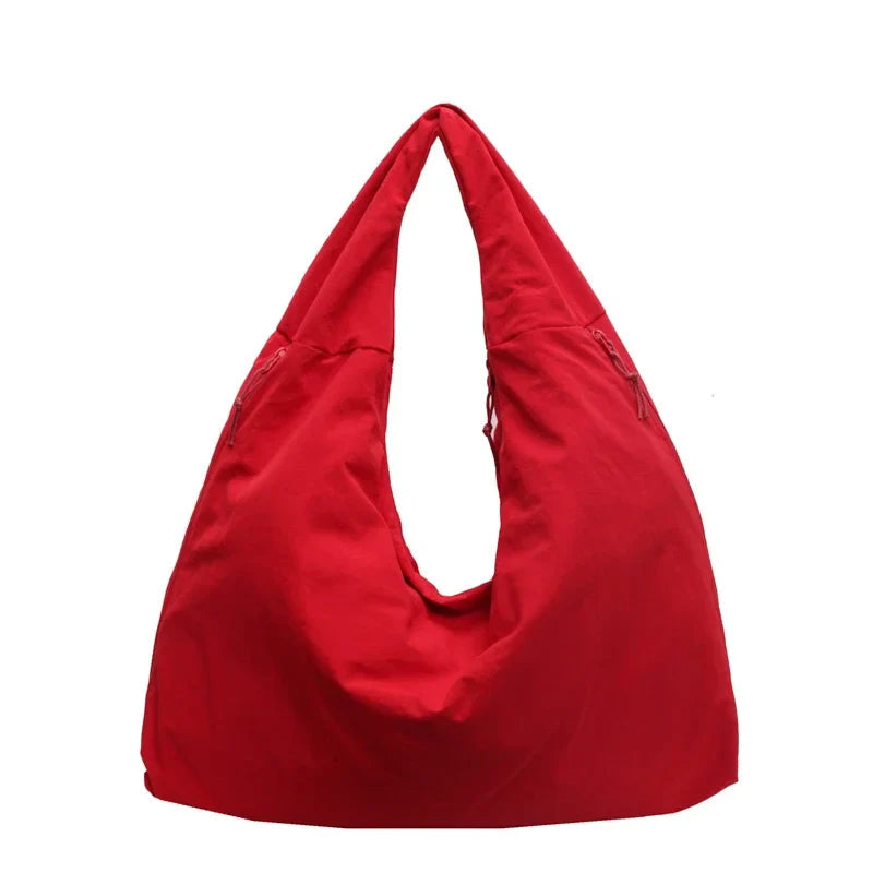 "Elegant damväska, minimalistisk design, flexibelt material, rymlig och lätt, perfekt för både arbete och fritid."