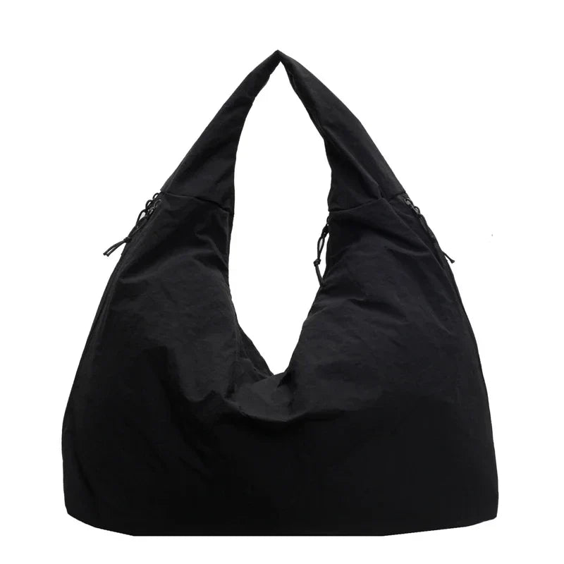 "Elegant damväska, minimalistisk design, flexibelt material, rymlig och lätt, perfekt för både arbete och fritid."