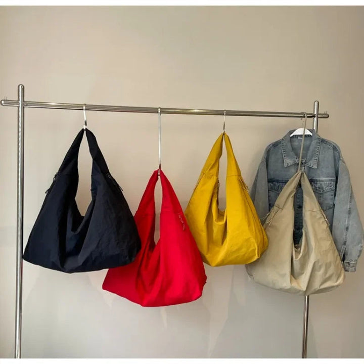"Elegant damväska, minimalistisk design, flexibelt material, rymlig och lätt, perfekt för både arbete och fritid."