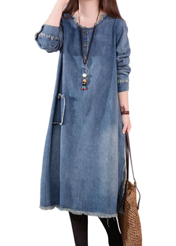 "Elegant denimklänning för damer med O-hals, långa ärmar, knappar och fickor, perfekt för vardag och speciella tillfällen."