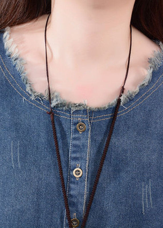 "Elegant denimklänning för damer med O-hals, långa ärmar, knappar och fickor, perfekt för vardag och speciella tillfällen."