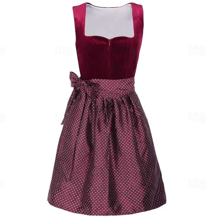 Elegant dirndl klänning med burgundy blommönster och klassiskt svart förkläde, perfekt för Oktoberfest.