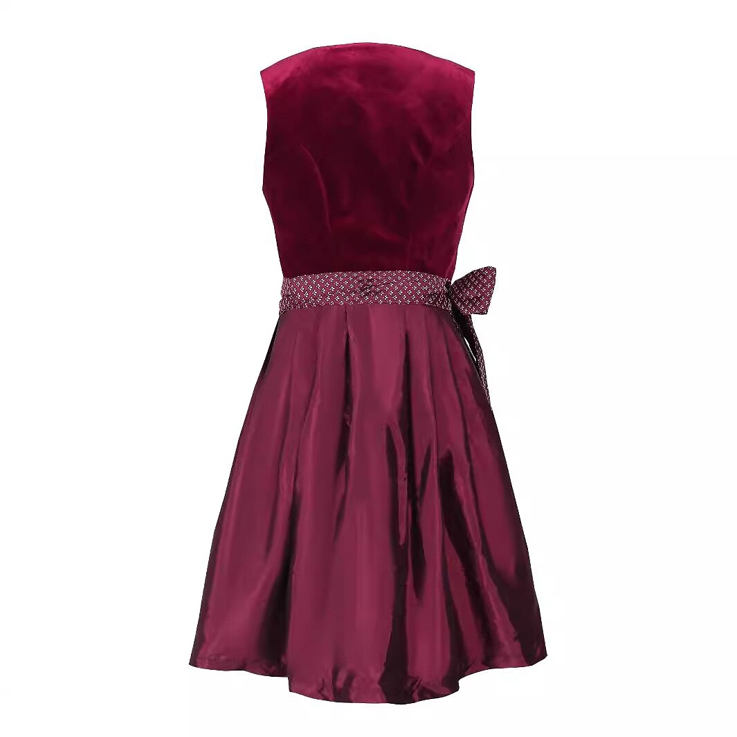 Elegant dirndl klänning med burgundy blommönster och klassiskt svart förkläde, perfekt för Oktoberfest.