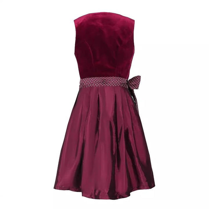 Elegant dirndl klänning med burgundy blommönster och klassiskt svart förkläde, perfekt för Oktoberfest.
