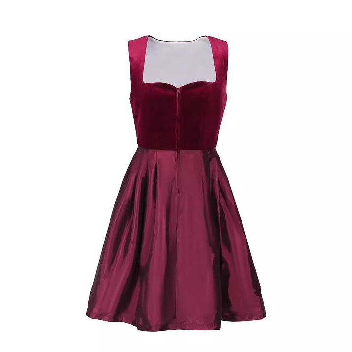 Elegant dirndl klänning med burgundy blommönster och klassiskt svart förkläde, perfekt för Oktoberfest.