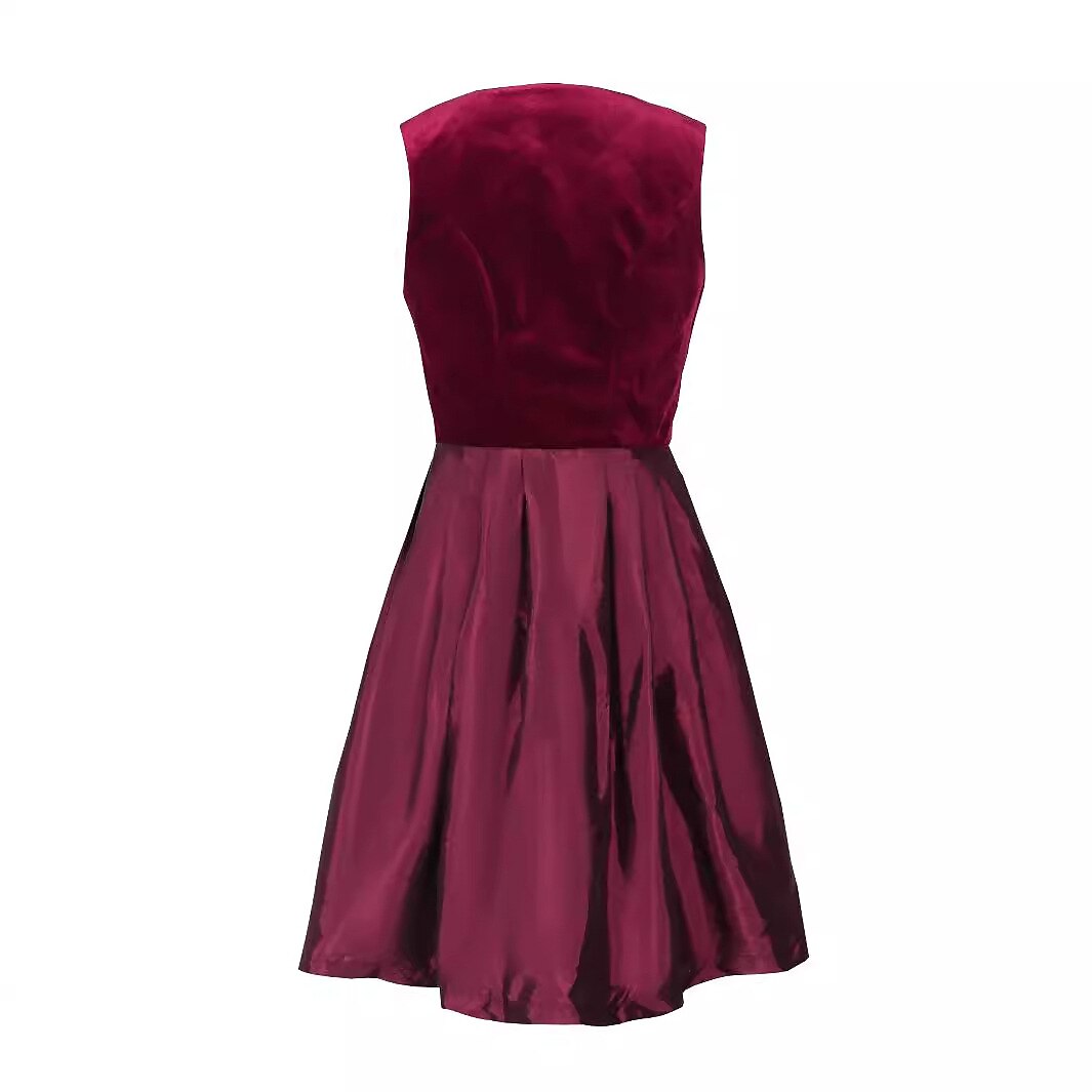 Elegant dirndl klänning med burgundy blommönster och klassiskt svart förkläde, perfekt för Oktoberfest.