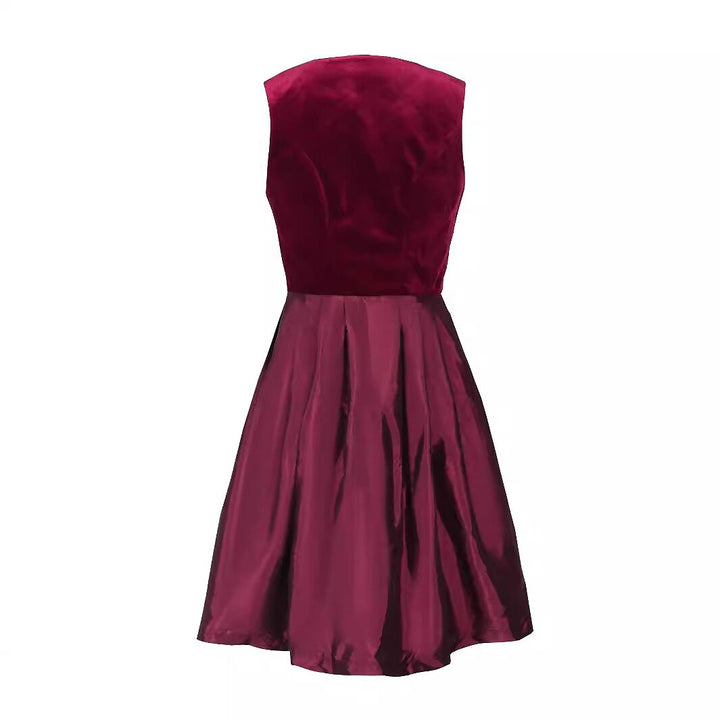 Elegant dirndl klänning med burgundy blommönster och klassiskt svart förkläde, perfekt för Oktoberfest.