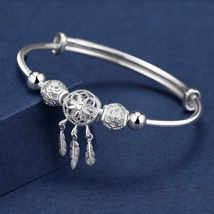 "Elegant drömfångare armband i sterling silver, justerbar passform med intrikat design för kvinnor."