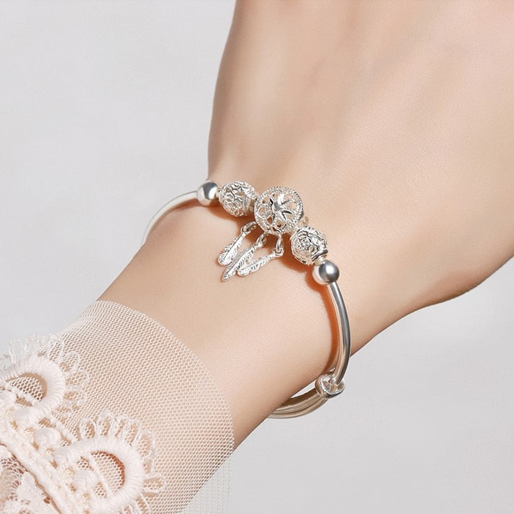 "Elegant drömfångare armband i sterling silver, justerbar passform med intrikat design för kvinnor."
