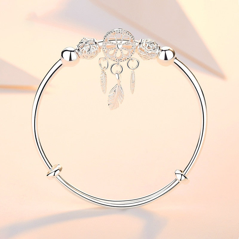 "Elegant drömfångare armband i sterling silver, justerbar passform med intrikat design för kvinnor."