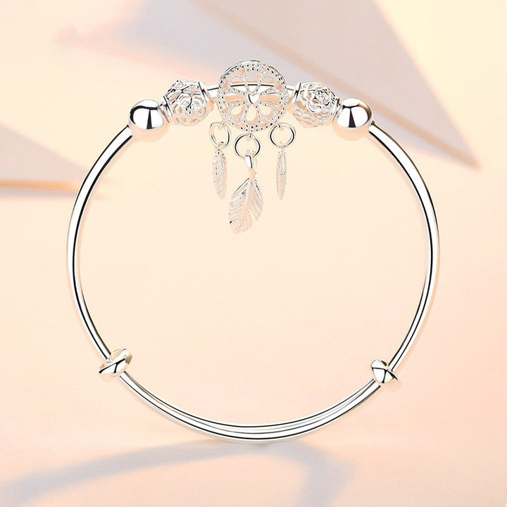 "Elegant drömfångare armband i sterling silver, justerbar passform med intrikat design för kvinnor."