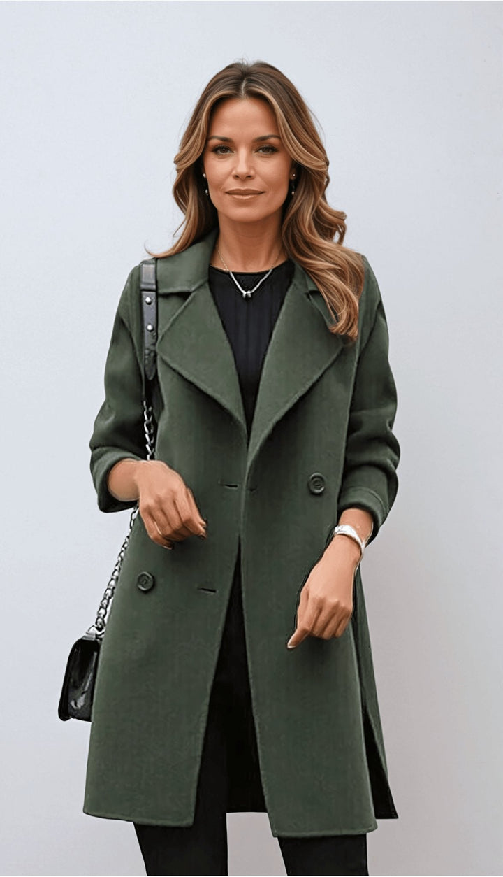 "Elegant dubbelbröstad ullkappa för kvinnor. Klassisk design i ullblandning, idealisk för formella och avslappnade tillfällen