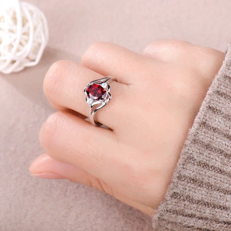 "Elegant födelsesten ring med oval sten & cubic zirconia, perfekt för kvinnor, vardag & festliga tillfällen, i blå och röd."
