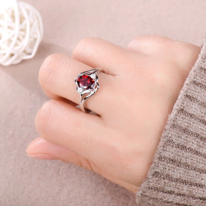 "Elegant födelsesten ring med oval sten & cubic zirconia, perfekt för kvinnor, vardag & festliga tillfällen, i blå och röd."