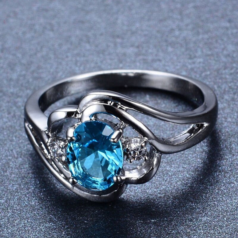 "Elegant födelsesten ring med oval sten & cubic zirconia, perfekt för kvinnor, vardag & festliga tillfällen, i blå och röd."