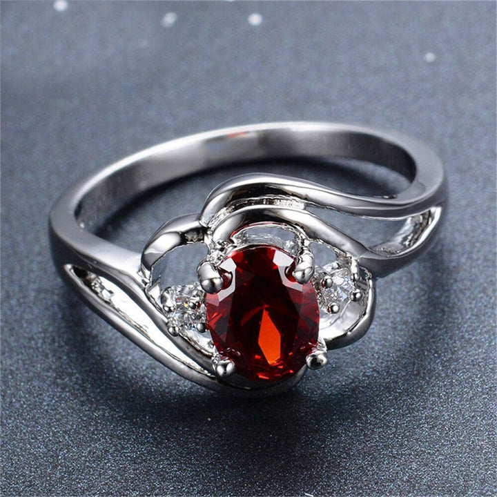 "Elegant födelsesten ring med oval sten & cubic zirconia, perfekt för kvinnor, vardag & festliga tillfällen, i blå och röd."