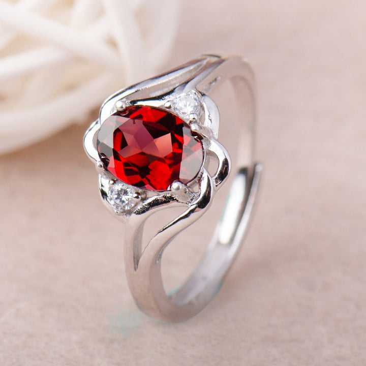"Elegant födelsesten ring med oval sten & cubic zirconia, perfekt för kvinnor, vardag & festliga tillfällen, i blå och röd."