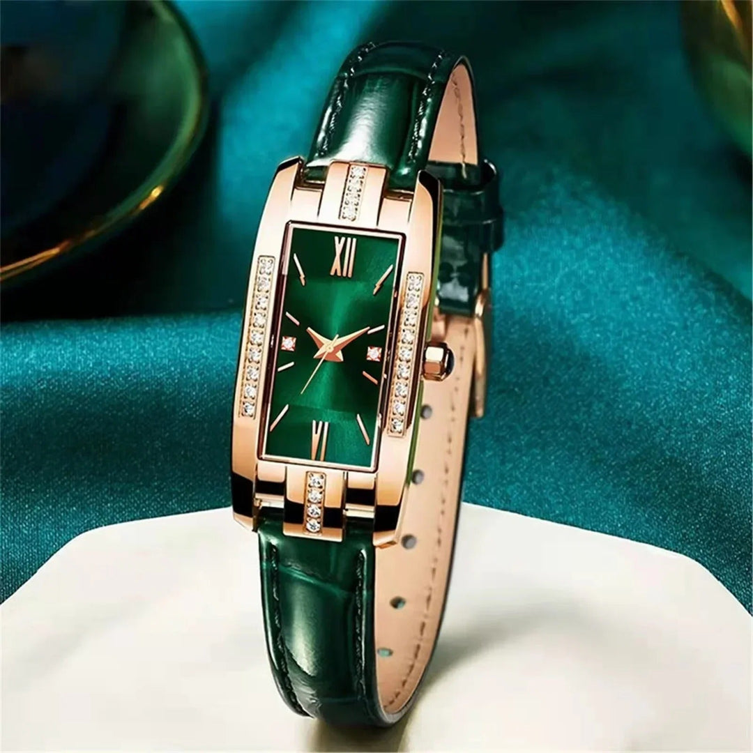 "Elegant fyrkantig kvinnoklocka i grön och röd, lyxig design med PU-läderarmband, perfekt accessoar för kvinnlig stil."