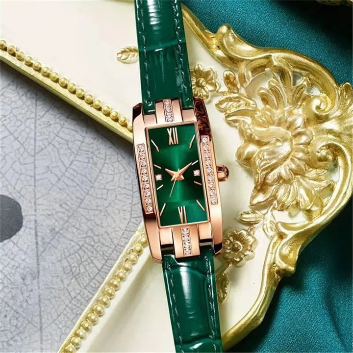"Elegant fyrkantig kvinnoklocka i grön och röd, lyxig design med PU-läderarmband, perfekt accessoar för kvinnlig stil."