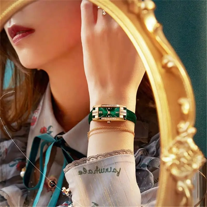 "Elegant fyrkantig kvinnoklocka i grön och röd, lyxig design med PU-läderarmband, perfekt accessoar för kvinnlig stil."