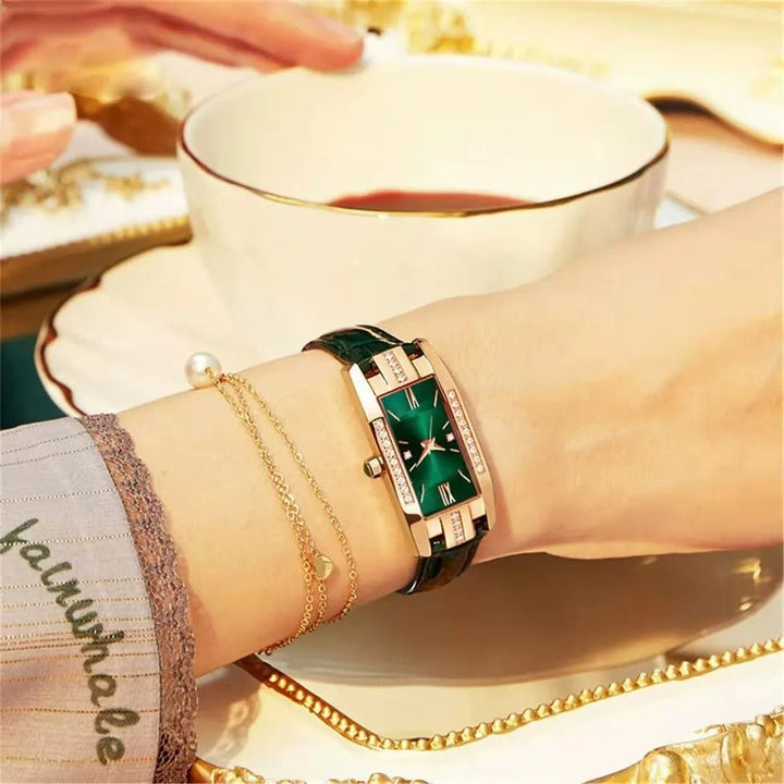"Elegant fyrkantig kvinnoklocka i grön och röd, lyxig design med PU-läderarmband, perfekt accessoar för kvinnlig stil."
