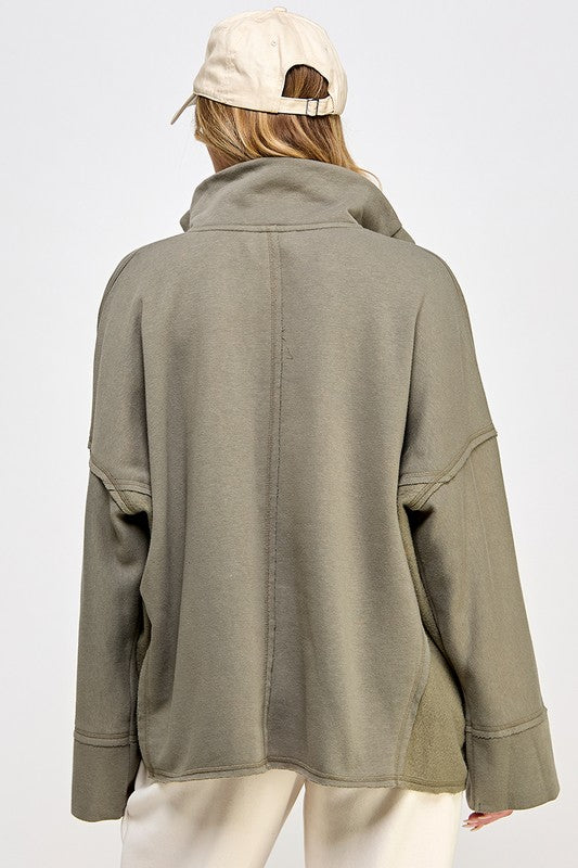 "Elegant grön dam V-neck dolman pullover med mjukt material och modern design, perfekt för avslappnad eller festlig stil."