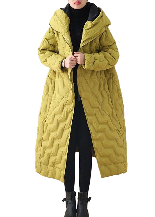 "Elegant gul damkappa med huva i bomullsblandning, asymmetrisk design, perfekt för avslappnade tillfällen och oväntat väder."