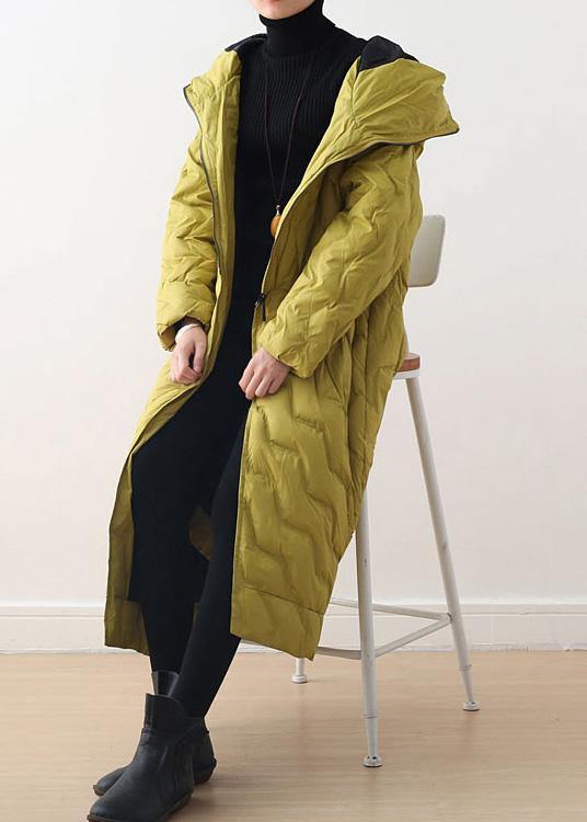 "Elegant gul damkappa med huva i bomullsblandning, asymmetrisk design, perfekt för avslappnade tillfällen och oväntat väder."