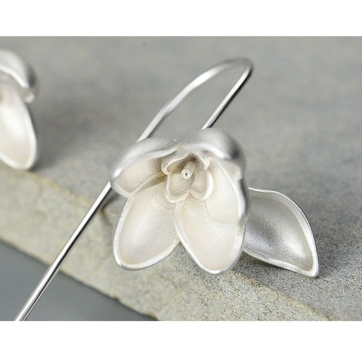 "Elegant guld och silver hinglande magnolia örhängen för kvinnor, perfekt accessoar för stil och skönhet."
