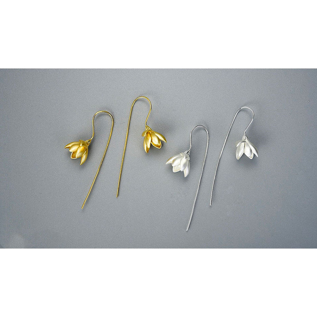 "Elegant guld och silver hinglande magnolia örhängen för kvinnor, perfekt accessoar för stil och skönhet."