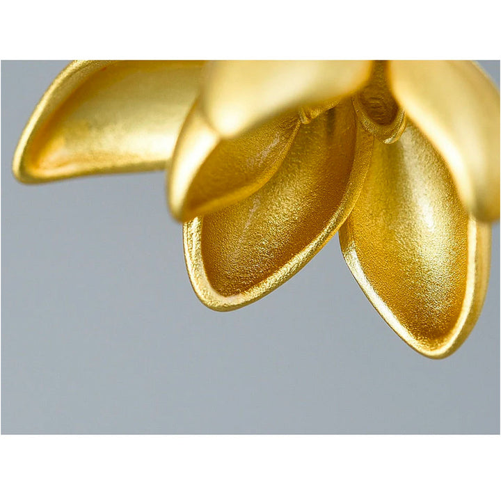 "Elegant guld och silver hinglande magnolia örhängen för kvinnor, perfekt accessoar för stil och skönhet."
