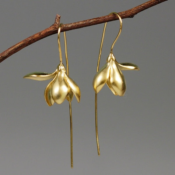 "Elegant guld och silver hinglande magnolia örhängen för kvinnor, perfekt accessoar för stil och skönhet."
