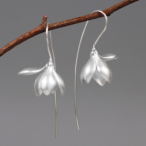 "Elegant guld och silver hinglande magnolia örhängen för kvinnor, perfekt accessoar för stil och skönhet."