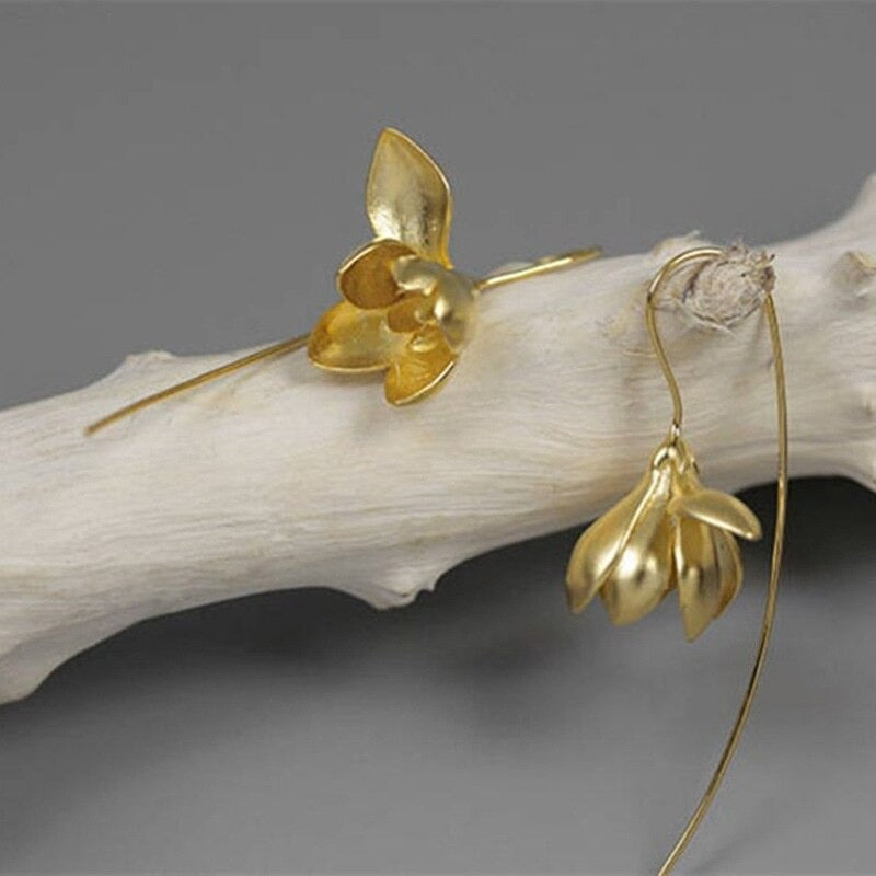 "Elegant guld och silver hinglande magnolia örhängen för kvinnor, perfekt accessoar för stil och skönhet."