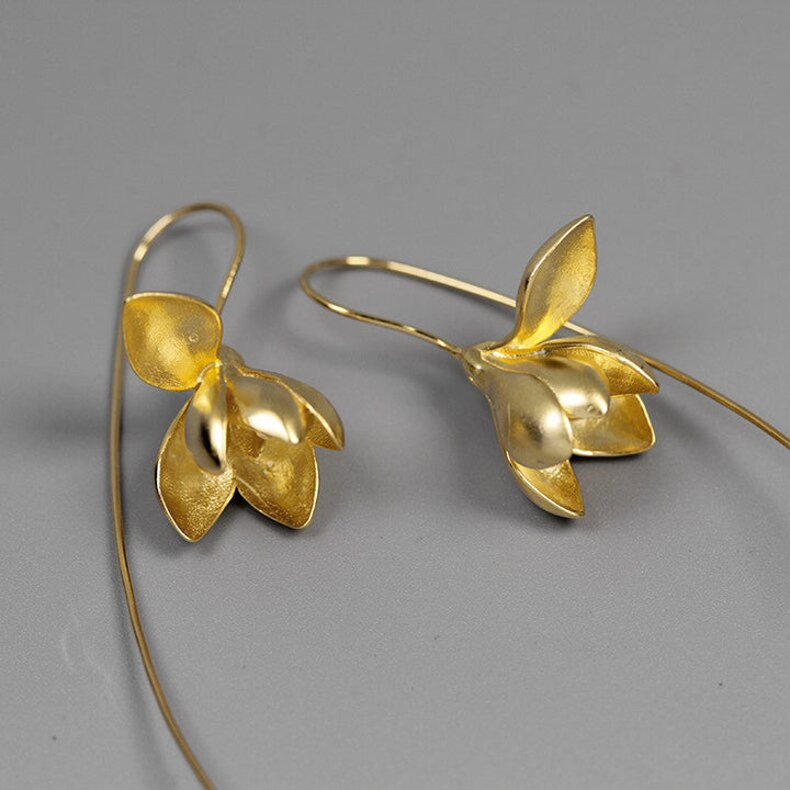 "Elegant guld och silver hinglande magnolia örhängen för kvinnor, perfekt accessoar för stil och skönhet."