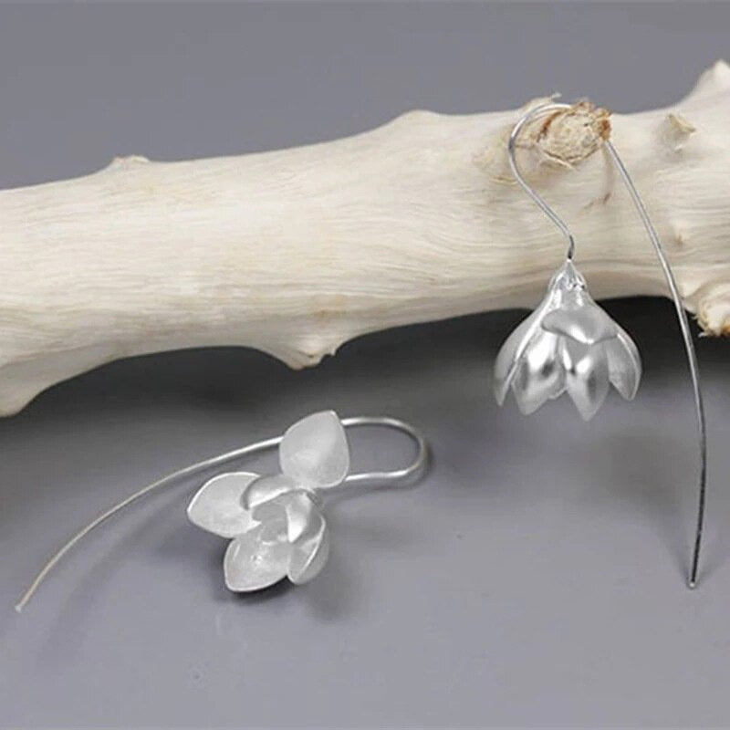 "Elegant guld och silver hinglande magnolia örhängen för kvinnor, perfekt accessoar för stil och skönhet."
