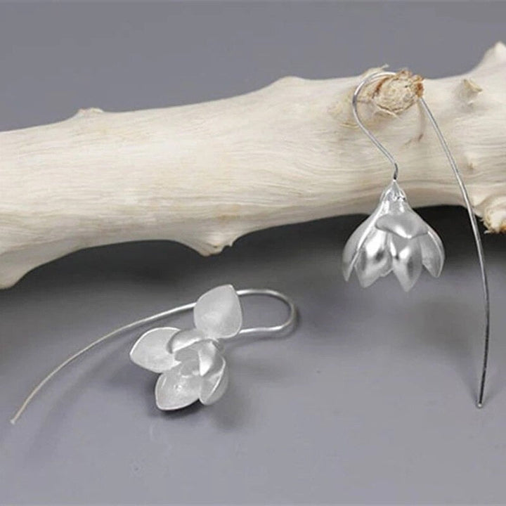 "Elegant guld och silver hinglande magnolia örhängen för kvinnor, perfekt accessoar för stil och skönhet."