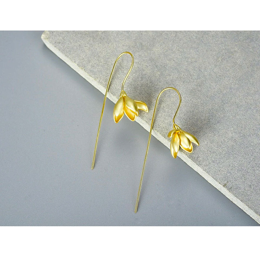 "Elegant guld och silver hinglande magnolia örhängen för kvinnor, perfekt accessoar för stil och skönhet."