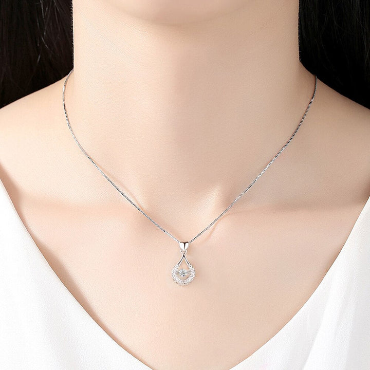 "Elegant halsband i vattendroppe kristall med 925 silver, gnistrande stil för kvinnors vardags- eller festliga klädsel."