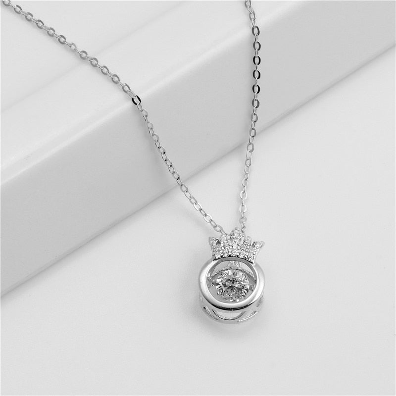Elegant halsband med kronhänge i silver och guld, cubic zirconia och justerbar kedja. Perfekt accessoar för kvinnor.