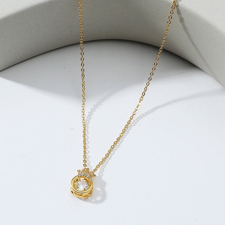 Elegant halsband med kronhänge i silver och guld, cubic zirconia och justerbar kedja. Perfekt accessoar för kvinnor.