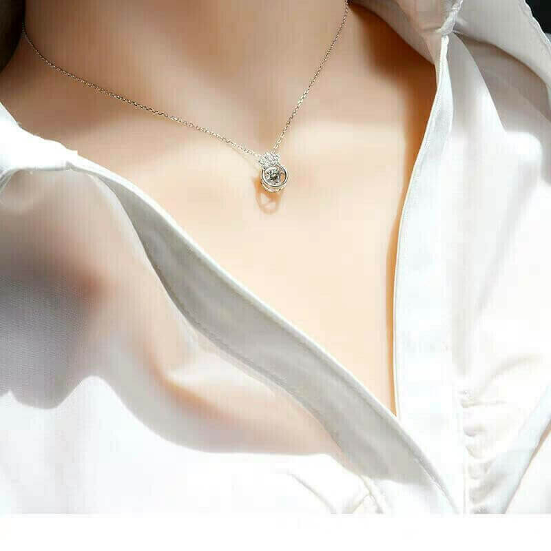 Elegant halsband med kronhänge i silver och guld, cubic zirconia och justerbar kedja. Perfekt accessoar för kvinnor.