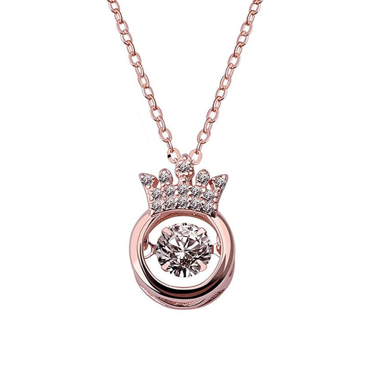Elegant halsband med kronhänge i silver och guld, cubic zirconia och justerbar kedja. Perfekt accessoar för kvinnor.