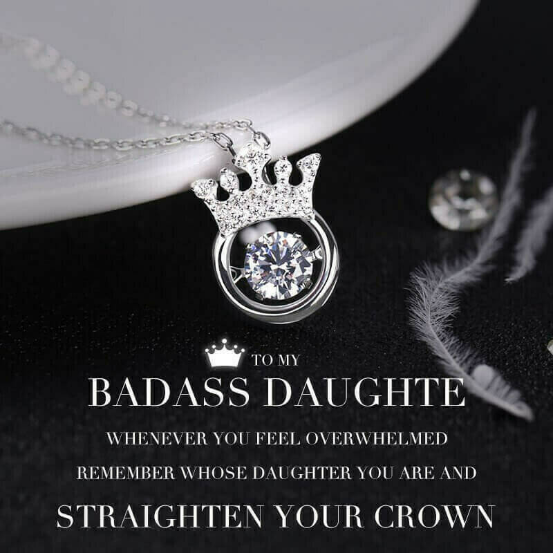Elegant halsband med kronhänge i silver och guld, cubic zirconia och justerbar kedja. Perfekt accessoar för kvinnor.