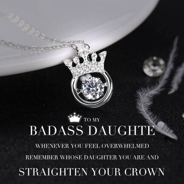 Elegant halsband med kronhänge i silver och guld, cubic zirconia och justerbar kedja. Perfekt accessoar för kvinnor.